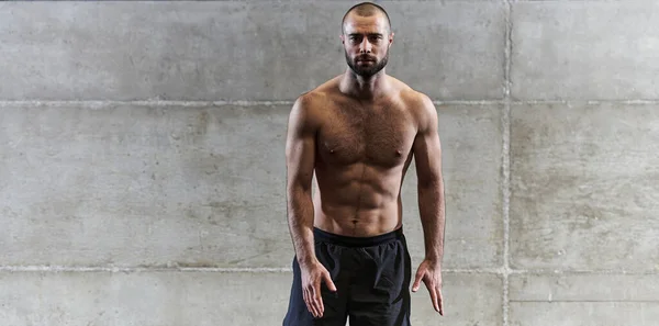 Svalnatý Muž Pózuje Tělocvičně Ukazuje Svou Sílu Oddanost Fitness Díky — Stock fotografie