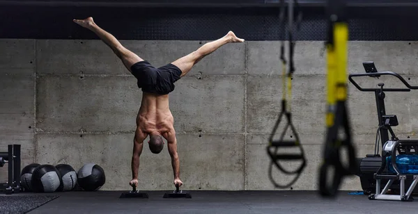 Hombre Musculoso Una Posición Pie Manos Mostrando Equilibrio Excepcional Control —  Fotos de Stock