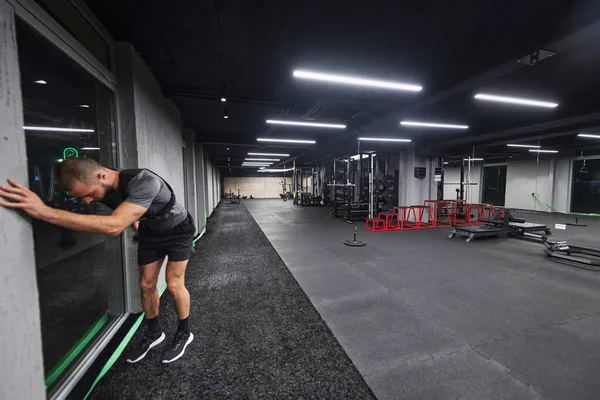 Bărbat Musculos Concentrează Lucrul Gantere Într Sală Gimnastică Modernă Arătându — Fotografie, imagine de stoc