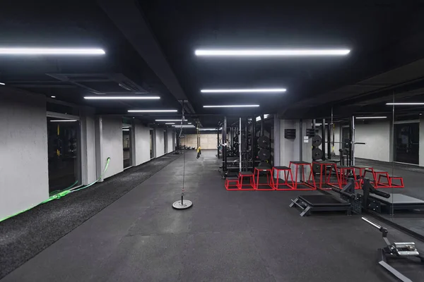 Ett Tomt Modernt Gym Med Mängd Olika Redskap Erbjuder Rymlig — Stockfoto
