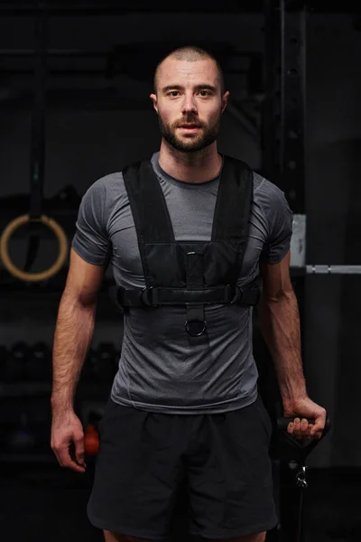 Ein Muskulöser Mann Mit Arbeitendem Arm Trainiert Einem Modernen Fitnessstudio — Stockfoto