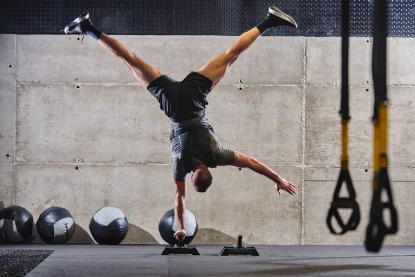 Hombre Musculoso Una Posición Pie Manos Mostrando Equilibrio Excepcional Control — Foto de Stock