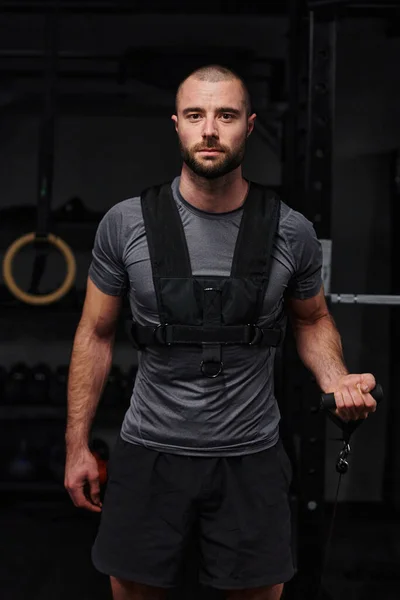 Ein Muskulöser Mann Mit Arbeitendem Arm Trainiert Einem Modernen Fitnessstudio — Stockfoto