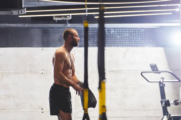 Ein Muskulöser Mann Fitnessstudio Der Sich Auf Sein Training Vorbereitet — Stockfoto