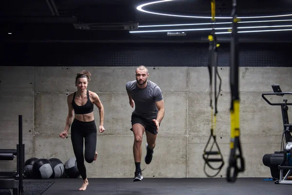 Ein Fittes Paar Einem Modernen Fitnessstudio Das Laufübungen Macht Und — Stockfoto