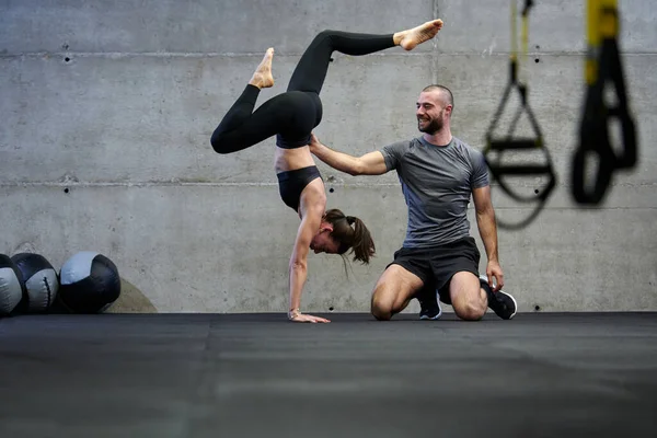 Ein Muskulöser Mann Unterstützt Eine Fitte Frau Einem Modernen Fitnessstudio — Stockfoto