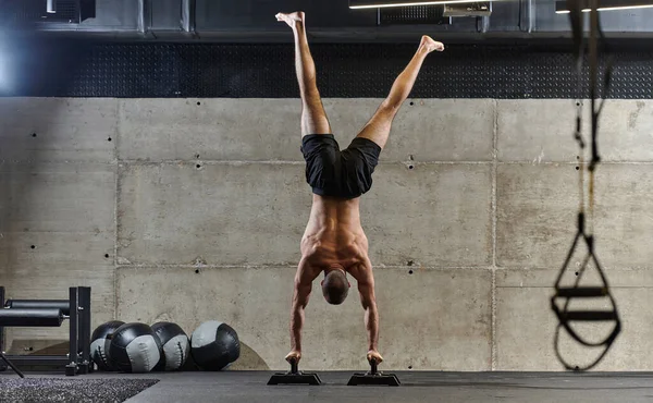 Hombre Musculoso Una Posición Pie Manos Mostrando Equilibrio Excepcional Control — Foto de Stock