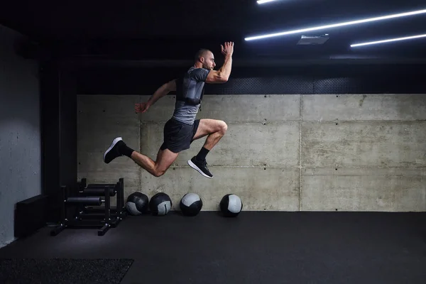 Ein Muskulöser Mann Der Beim Springen Einem Modernen Fitnessstudio Die — Stockfoto