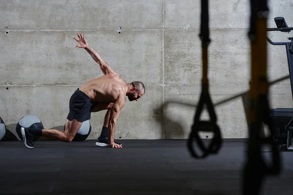 激しいフィットネスワークアウトや運動競技のための決定と準備を除き 実行するための開始位置に立つ筋肉の男 — ストック写真