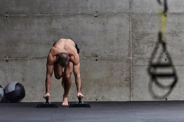 体操运动员手倒立的肌肉男 在现代体育馆进行各种运动以提高身体的整体稳定性和力量时 表现出异常的平衡和对身体的控制 — 图库照片
