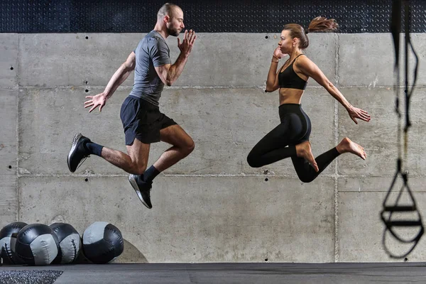 Fit Pár Cvičení Různé Typy Skoky Moderní Tělocvičně Demonstrující Jejich — Stock fotografie
