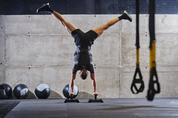 Amuda Kalkmış Kaslı Bir Adam Modern Bir Spor Salonunda Vücut — Stok fotoğraf