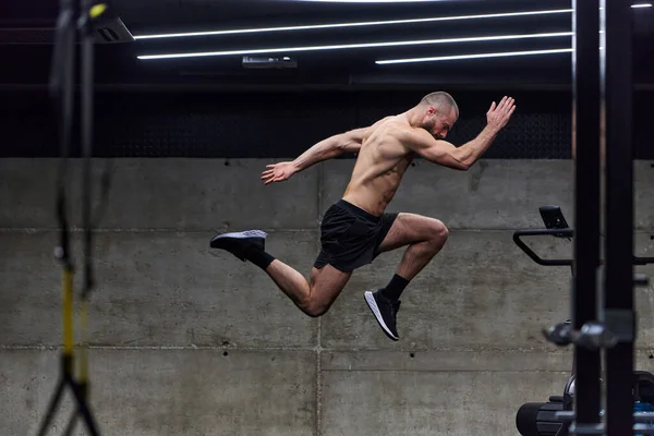 Een Gespierde Man Gevangen Lucht Als Hij Springt Een Moderne — Stockfoto
