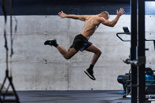 Homem Musculoso Capturado Como Ele Salta Ginásio Moderno Mostrando Seu — Fotografia de Stock