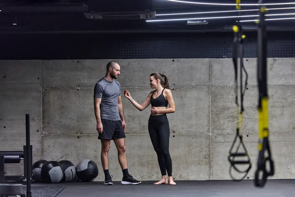 Muskelkräftiger Mann Und Fitte Frau Gespräch Vor Beginn Ihrer Trainingseinheit — Stockfoto