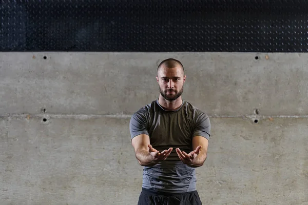 Muskulös Man Som Tränar Stretching För Armar Och Muskler Modernt — Stockfoto