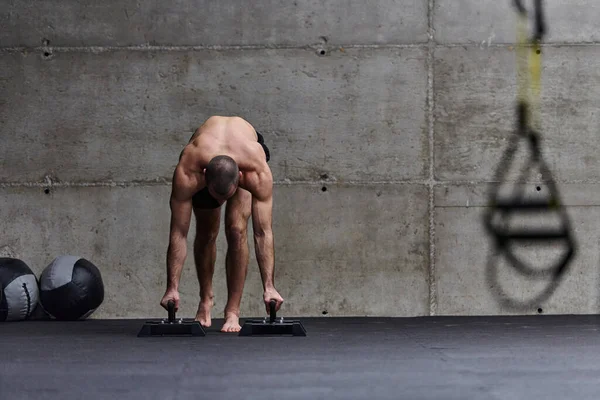 Amuda Kalkmış Kaslı Bir Adam Modern Bir Spor Salonunda Vücut — Stok fotoğraf
