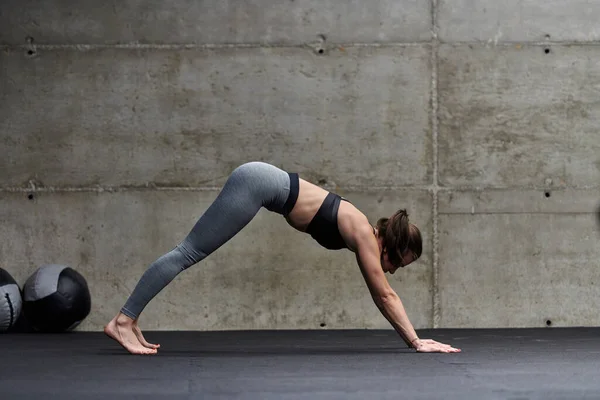 Fit Vrouw Een Moderne Fitnessruimte Werken Flexibiliteit Kracht Door Middel — Stockfoto