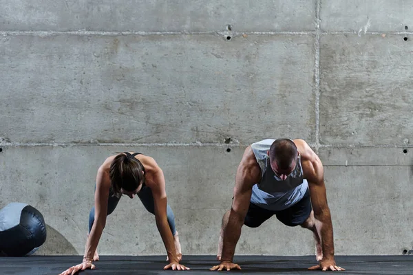 Couple Attrayant Dans Salle Gym Engageant Dans Divers Exercices Étirement — Photo