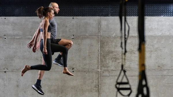 一对健康的夫妇在现代体育馆里进行各种类型的跳跃 展示他们的体能 力量和运动表现 — 图库照片
