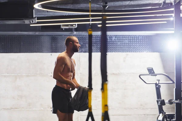 Uomo Muscoloso Palestra Che Prepara Suo Allenamento Trasuda Determinazione Concentrazione — Foto Stock