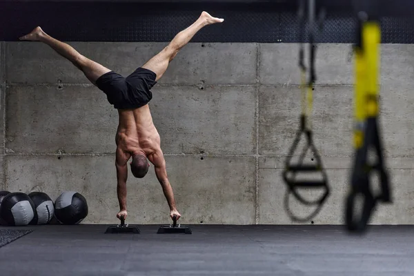 Uomo Muscoloso Posizione Verticale Che Mostra Suo Eccezionale Equilibrio Controllo — Foto Stock