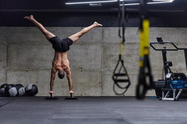 Homem Musculoso Uma Posição Suporte Mostrando Seu Equilíbrio Excepcional Controle — Fotografia de Stock