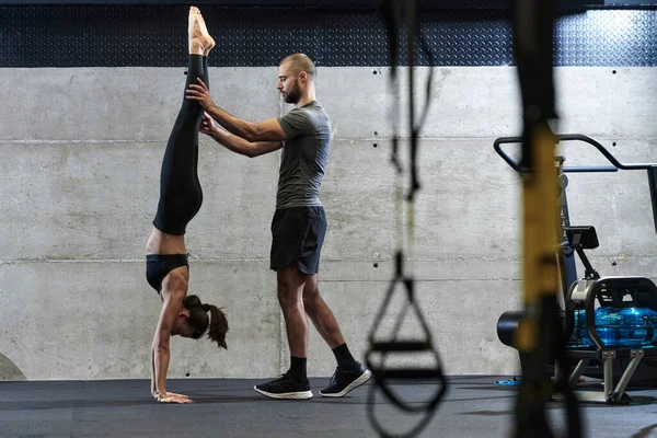 Homme Musclé Aidant Une Femme Forme Dans Une Salle Gym — Photo
