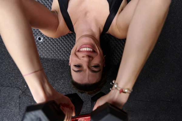 Zdravá Žena Leží Podlaze Tělocvičny Provádí Cvičení Paží Činkami Ukazuje — Stock fotografie
