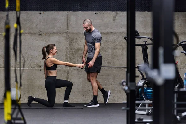 Modern Bir Spor Salonunda Formda Bir Kadına Yardımcı Olan Kaslı — Stok fotoğraf