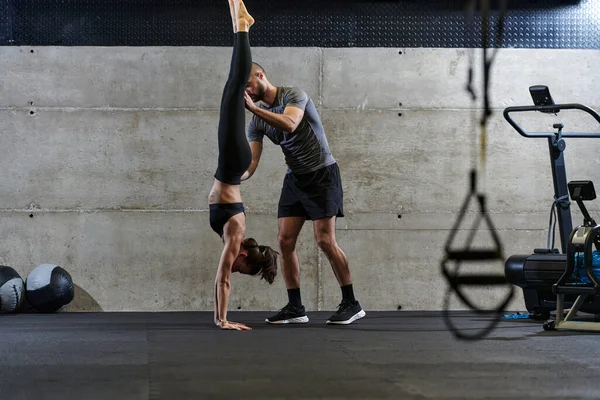 Modern Bir Spor Salonunda Formda Bir Kadına Yardımcı Olan Kaslı — Stok fotoğraf