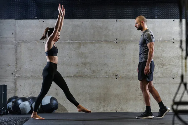 Muskulös Man Som Hjälper Vältränad Kvinna Ett Modernt Gym När — Stockfoto