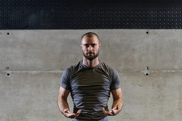 Hombre Musculoso Que Trabaja Ejercicios Estiramiento Para Sus Brazos Músculos —  Fotos de Stock