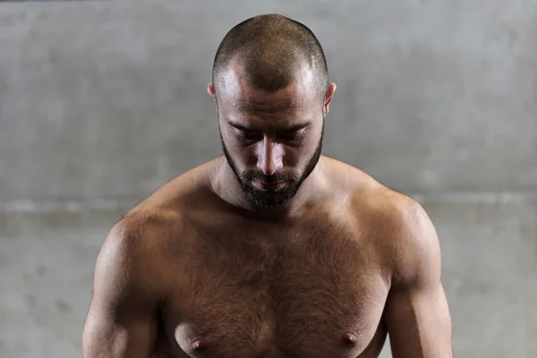 Svalnatý Muž Pózuje Tělocvičně Ukazuje Svou Sílu Oddanost Fitness Díky — Stock fotografie