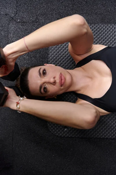 Eine Fitte Frau Liegt Auf Dem Gymnastikboden Macht Armübungen Mit — Stockfoto
