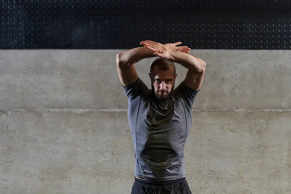 Modern Spor Salonunda Kolları Vücut Kasları Için Egzersiz Yapan Kaslı — Stok fotoğraf