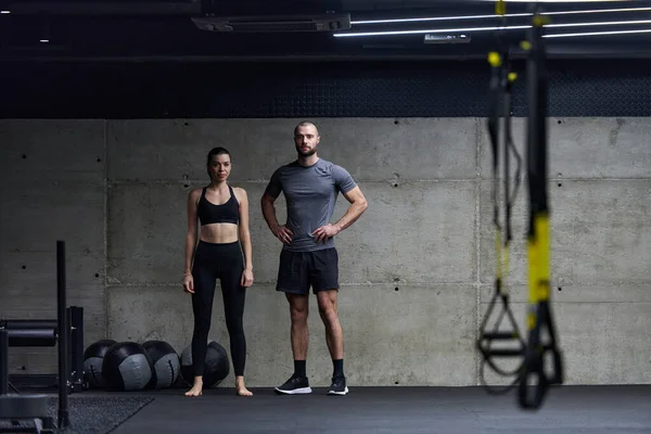 Muskelkräftiger Mann Und Fitte Frau Gespräch Vor Beginn Ihrer Trainingseinheit — Stockfoto