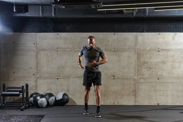 Uomo Muscoloso Che Lavora Esercizi Stretching Braccia Muscoli Del Corpo — Foto Stock