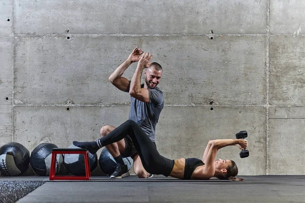Homme Musclé Aidant Une Femme Forme Dans Une Salle Gym — Photo