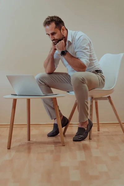 Hombre Negocios Confiado Sentado Usando Ordenador Portátil Con Una Expresión — Foto de Stock