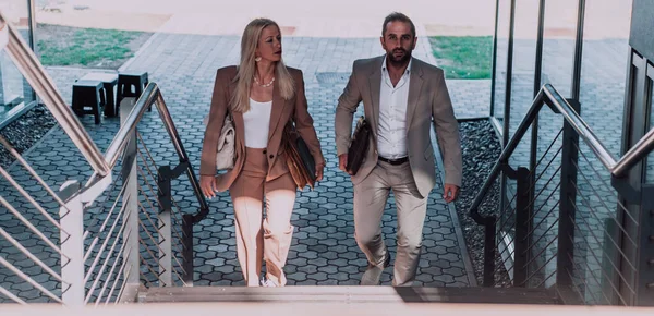 長い一日の仕事の後に現代のビジネスカップル 彼らの家の快適さに向かって一緒に歩いて プロの成功と個人的な満足の完璧なブレンドを具現化 — ストック写真