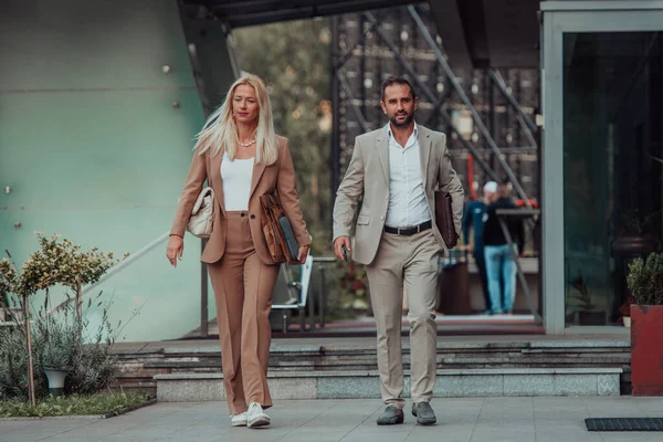 Modern Zakenechtpaar Een Lange Dagen Werken Wandelen Samen Naar Het — Stockfoto