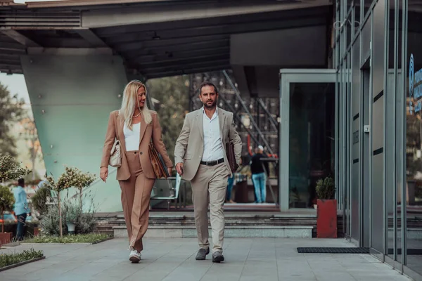 長い一日の仕事の後に現代のビジネスカップル 彼らの家の快適さに向かって一緒に歩いて プロの成功と個人的な満足の完璧なブレンドを具現化 — ストック写真