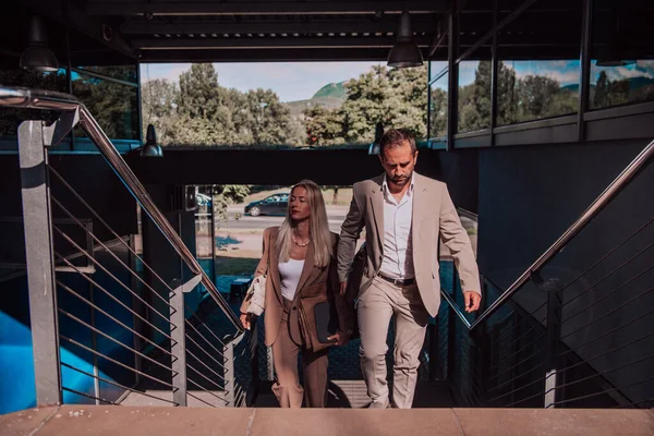 Casal Negócios Moderno Depois Longo Dia Trabalho Caminhando Juntos Direção — Fotografia de Stock