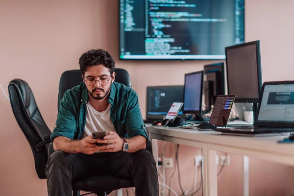 Ein Programmierer Testet Fleißig Smartphone Anwendungen Während Seinem Büro Sitzt — Stockfoto