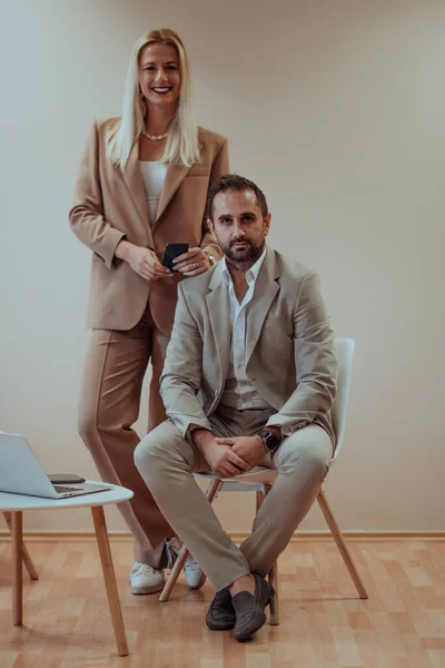 Business Couple Poses Photograph Together Beige Backdrop Capturing Professional Partnership — Stock Photo, Image