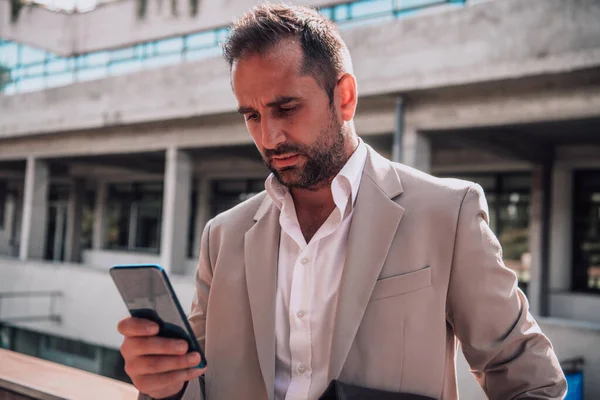Affärsman Som Använder Sin Smartphone Utomhus Visar Upp Sömlös Integration — Stockfoto