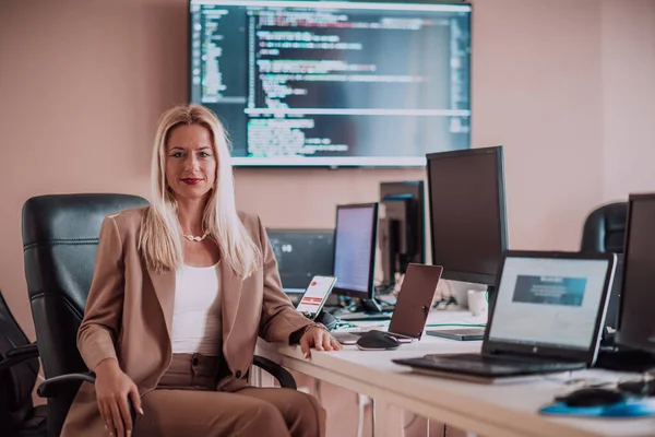 Een Zakenvrouw Een Programmeurskantoor Omringd Door Computers Die Haar Expertise — Stockfoto
