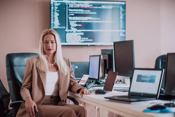 Una Mujer Negocios Sentada Una Oficina Programadores Rodeada Computadoras Mostrando —  Fotos de Stock