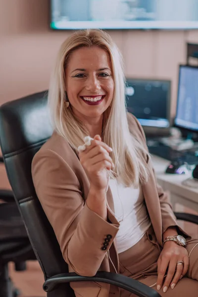 Uma Mulher Negócios Sentada Escritório Programadores Cercada Por Computadores Mostrando — Fotografia de Stock